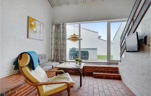 Feriehotel Tranum Klit في Brovst: غرفة معيشة مع أريكة وطاولة