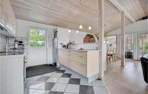 Kuchyň nebo kuchyňský kout v ubytování Holiday Home Havbakken Knebel V + 32 fotografií