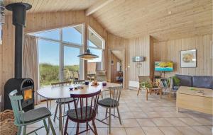 Lild StrandにあるAmazing Home In Frstrup With 3 Bedrooms, Sauna And Wifiのリビングルーム(テーブル、コンロ付)