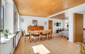 comedor y sala de estar con techo de madera en Nice Home In Haderslev With Wifi en Haderslev