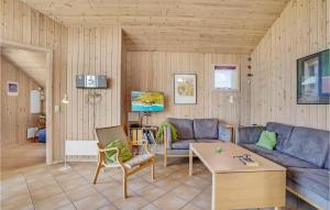 Lild StrandにあるAmazing Home In Frstrup With 3 Bedrooms, Sauna And Wifiのリビングルーム(ソファ、テーブル付)