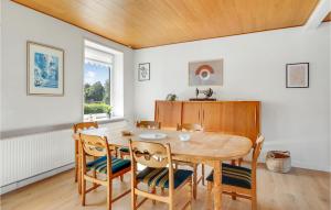 ein Esszimmer mit einem Holztisch und Stühlen in der Unterkunft Nice Home In Haderslev With Wifi in Haderslev