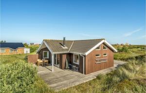 Lild StrandにあるAmazing Home In Frstrup With 3 Bedrooms, Sauna And Wifiの畑の木造囃子家