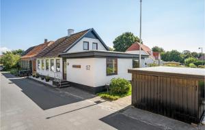 una casa blanca con techo negro en una calle en Nice Home In Haderslev With Wifi en Haderslev