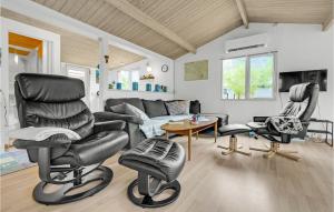 een woonkamer met 2 stoelen en een bank bij Beautiful Home In Vordingborg With Wifi in Vordingborg