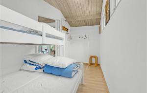 Rúm í herbergi á 2 Bedroom Nice Home In Vordingborg