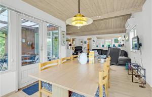 Sjónvarps- og/eða afþreyingartæki á 2 Bedroom Nice Home In Vordingborg