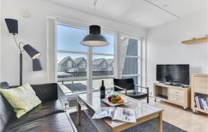 een woonkamer met een bank en een tafel bij Gorgeous Home In Tranekr With Kitchen in Tranekær