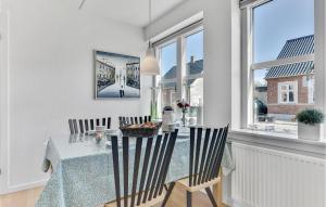 una sala da pranzo con tavolo e 2 sedie di Gorgeous Home In Tranekær With Kitchen a Tranekær