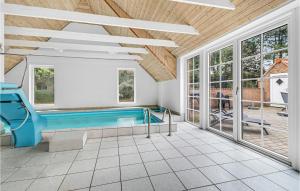 Bøtø ByにあるAwesome Home In Vggerlse With 6 Bedrooms, Sauna And Indoor Swimming Poolの天井の家のスイミングプール