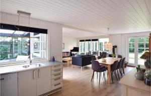 ヒュールスミンネにあるBeautiful Home In Juelsminde With 3 Bedrooms And Wifiのキッチン、リビングルーム(テーブル付)、ダイニングルーム