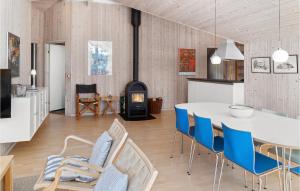 una cucina e un soggiorno con tavolo e sedie di Beautiful Home In Rdby With Wifi a Kramnitse