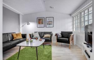 Predel za sedenje v nastanitvi 5 Bedroom Beautiful Home In Otterup
