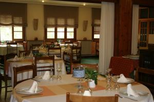 A restaurant or other place to eat at Hotel Casa Peix