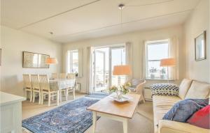 - un salon avec un canapé et une table dans l'établissement Amazing Apartment In Rudkbing With House Sea View, à Rudkøbing