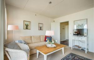 - un salon avec un canapé et une table dans l'établissement Amazing Apartment In Rudkbing With House Sea View, à Rudkøbing