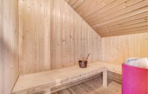 SkovbyにあるHoliday Home Egemose Sydals Denmarkの小さな木製サウナ(バケツ付)