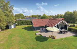 SkovbyにあるHoliday Home Egemose Sydals Denmarkの小屋(テーブル、傘付) +14枚の写真