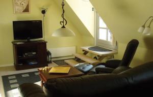ein Wohnzimmer mit einem Sofa und einem TV in der Unterkunft Lejl, 2 in Kegnæshøj