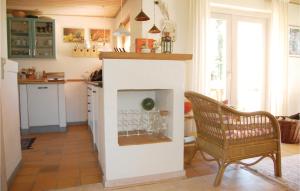 HouにあるStunning Home In Tranekr With 3 Bedroomsの暖炉付きのキッチン