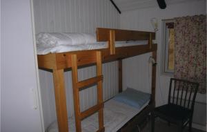 HumbleにあるBeautiful Home In Humble With 3 Bedrooms And Saunaの二段ベッド、デスク、椅子が備わる客室です。