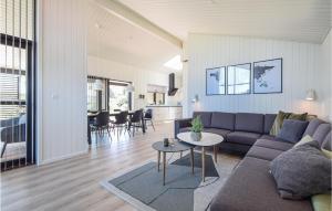 sala de estar con sofá y mesa en Lovely Home In Juelsminde With House Sea View, en Sønderby
