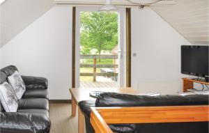 ein Wohnzimmer mit einem Sofa und einem TV in der Unterkunft Gorgeous Home In Faaborg With Sauna in Fåborg