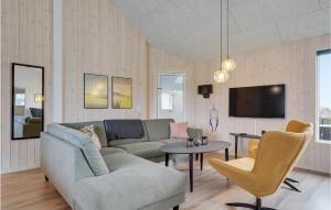 een woonkamer met een bank en een tv bij Pet Friendly Home In Sydals With Indoor Swimming Pool in Sarup