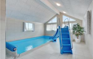 - une piscine avec toboggan bleu dans une chambre dans l'établissement Pet Friendly Home In Sydals With Indoor Swimming Pool, à Sarup