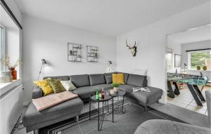 sala de estar con sofá y mesa en Stunning Home In Nrre Nebel With Wifi, en Nymindegab