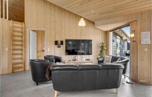 un soggiorno con divano e TV di Gorgeous Home In Sydals With Indoor Swimming Pool a Høruphav