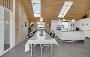 eine Küche und ein Esszimmer mit einem Tisch und Stühlen in der Unterkunft Amazing Home In Sydals With 6 Bedrooms, Sauna And Wifi in Høruphav