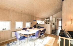 SnogebækにあるAmazing Home In Nex With 3 Bedrooms, Sauna And Wifiのダイニングルーム、キッチン(テーブル、椅子付)