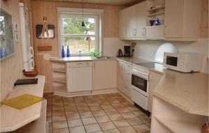 ロモ・キルケビーにあるStunning Home In Rm With 3 Bedrooms, Sauna And Wifiの白い家電製品付きのキッチン、窓