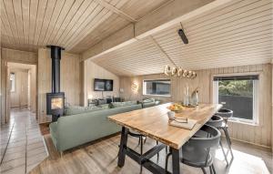 Bjerregårdにある3 Bedroom Gorgeous Home In Hvide Sandeの木製の天井のキッチン&リビングルーム