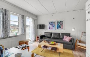 sala de estar con sofá y mesa en Lejlighed 73 en Rømø Kirkeby