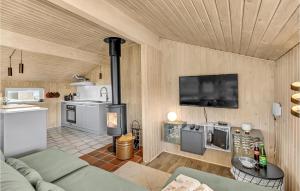 Bjerregårdにある3 Bedroom Gorgeous Home In Hvide Sandeのリビングルーム(ソファ付)、キッチン