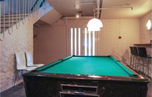 利勒哈默爾的住宿－Nordseter Sportell 271，一个带乒乓球桌的房间的台球桌