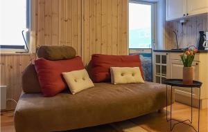 利勒哈默爾的住宿－Nordseter Sportell 271，厨房里配有一张带三个枕头的沙发