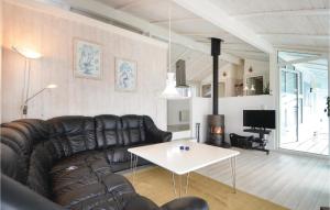 エーベルトフトにあるStunning Home In Ebeltoft With 4 Bedrooms, Private Swimming Pool And Indoor Swimming Poolのリビングルーム(革張りのソファ、テーブル付)
