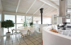 エーベルトフトにあるAmazing Home In Ebeltoft With Saunaのキッチン、ダイニングルーム(テーブル、椅子付)