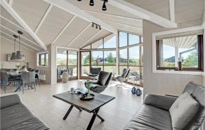 Ejstrup的住宿－3 Bedroom Stunning Home In Ejstrupholm，带沙发和桌子的客厅