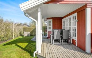 Nice Home In Haderslev With Kitchen的阳台或露台