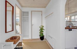 Nice Home In Haderslev With Kitchen的厨房或小厨房