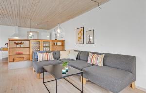 哈泽斯莱乌Nice Home In Haderslev With Kitchen的带沙发和桌子的客厅