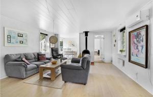 ArrildにあるStunning Home In Toftlund With 3 Bedrooms And Wifiのリビングルーム(ソファ2台、テーブル付)