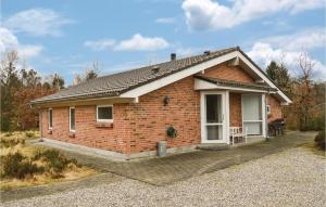 mały dom z czerwonej cegły z gankiem w obiekcie 3 Bedroom Stunning Home In Herning w mieście Herning