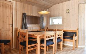 comedor con mesa de madera y sillas en 3 Bedroom Stunning Home In Herning, en Herning