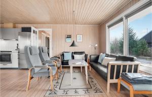 Bjerregårdにある3 Bedroom Cozy Home In Hvide Sandeのリビングルーム(ソファ、テーブル付)