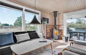 Bjerregårdにある3 Bedroom Cozy Home In Hvide Sandeのリビングルーム(ソファ、暖炉付)